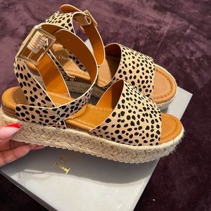 Size 7 Pierre Dumas sandals